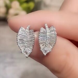- 💎Gorgeous 18k White Gold plated Baguette Zircon  Leaf Earrings